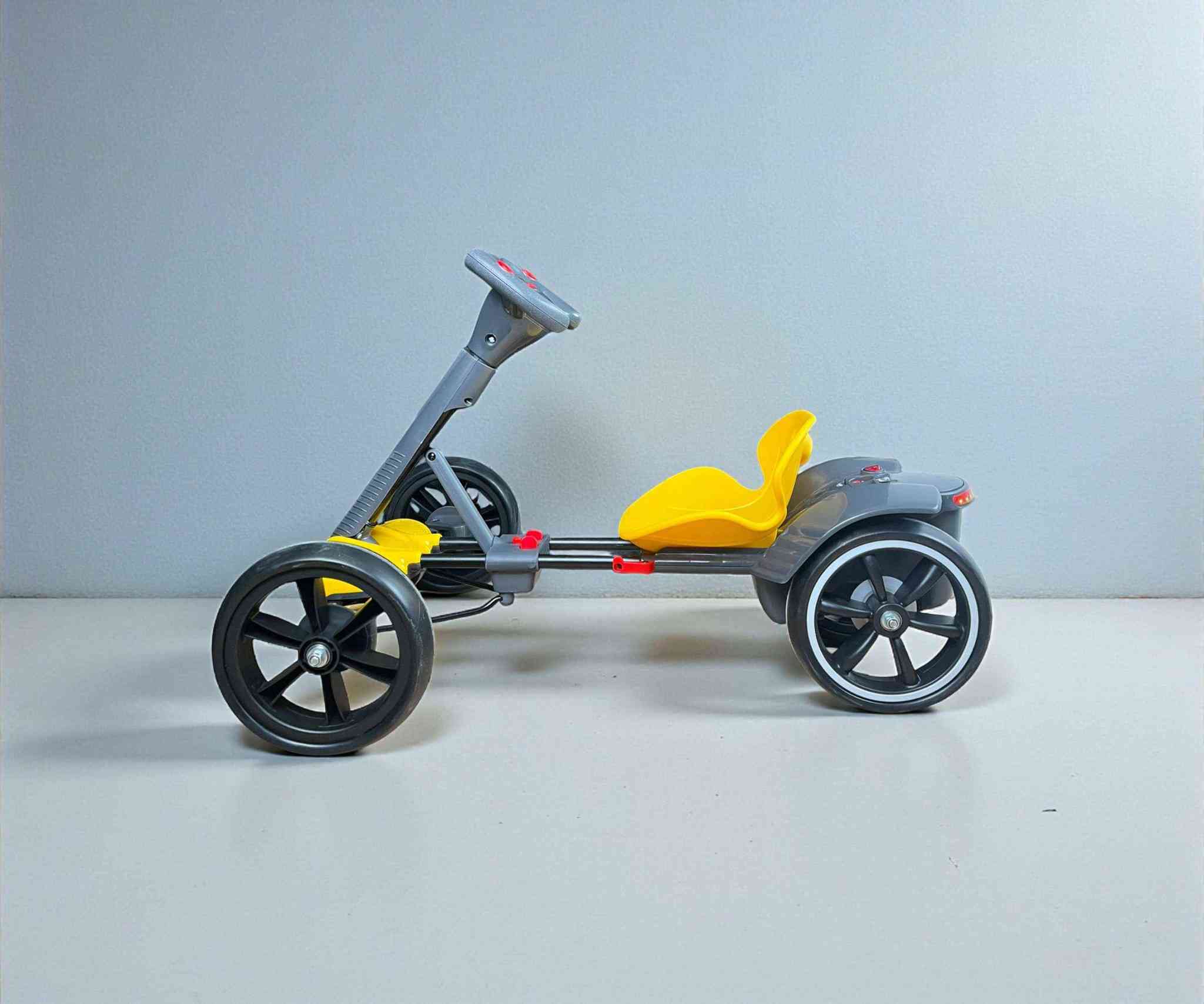 دراجة أطفال كهربائية قابلة للطي مع تحكم عن بعد – Go Kart

الاستخدامات:

لعبة ممتعة وآمنة للأطفال للقيادة داخل المنزل أو في الحدائق والساحات.

تطوير مهارات التوازن والتحكم بالحركة لدى الطفل.

مناسبة كنشاط ترفيهي يومي أو كهدية مميزة للأطفال.

يمكن استخدامها بوضع القيادة اليدوية أو عبر جهاز التحكم عن بعد للأهل.

المميزات:

تعمل بنظام بطارية قابلة لإعادة الشحن.

مفتاح تشغيلإيقاف خلفي (Power ONOFF).

أزرار تحكم أمامي وخلفي على المقود.

مزودة بمؤثرات صوتية وأزرار موسيقى مدمجة في المقود.

جهاز تحكم عن بعد للتحكم بحركة السيارة (تقدم  تراجع  توجيه).

هيكل قوي مصنوع من بلاستيك متين وآمن للأطفال.

عجلات عريضة وثابتة لثبات أفضل أثناء الحركة.

مقعد مريح بتصميم منحني لدعم ظهر الطفل.

إمكانية تعديل وضعية المقعد (أمام  خلف) حسب العمر.

نظام طي لتسهيل التخزين والنقل.

زر أمان مزدوج في نظام الطي لتثبيت الهيكل بإحكام.

طول سلك الشاحن: 100 سم.

قياس الكارتون:

- الطول: 80 سم
- العرض: 27 سم
- الارتفاع: 25 سم

محتويات الصندوق:

جسم السيارة.

4 عجلات.

جهاز تحكم عن بعد.

شاحن كهربائي.

مفك + عدة تثبيت (وردات معدنية وبلاستيكية).

دليل استخدام.

الملاحظات:

يجب شحن البطارية بالكامل قبل أول استخدام.

يُفضل إشراف شخص بالغ أثناء استخدام الطفل.

لا تُستخدم في الأماكن المبللة أو أثناء المطر.

العمر المناسب يحدد حسب حجم الطفل وتحمله للجلوس والتحكم.

يتم تركيب العجلات حسب التعليمات المرفقة في الدليل. الزبير, البصرة


**إذا كنت صاحب هذا الإعلان وتريد حذفه لأي سبب، رجاءا أرسل رسالة إلى الدعم الفني**