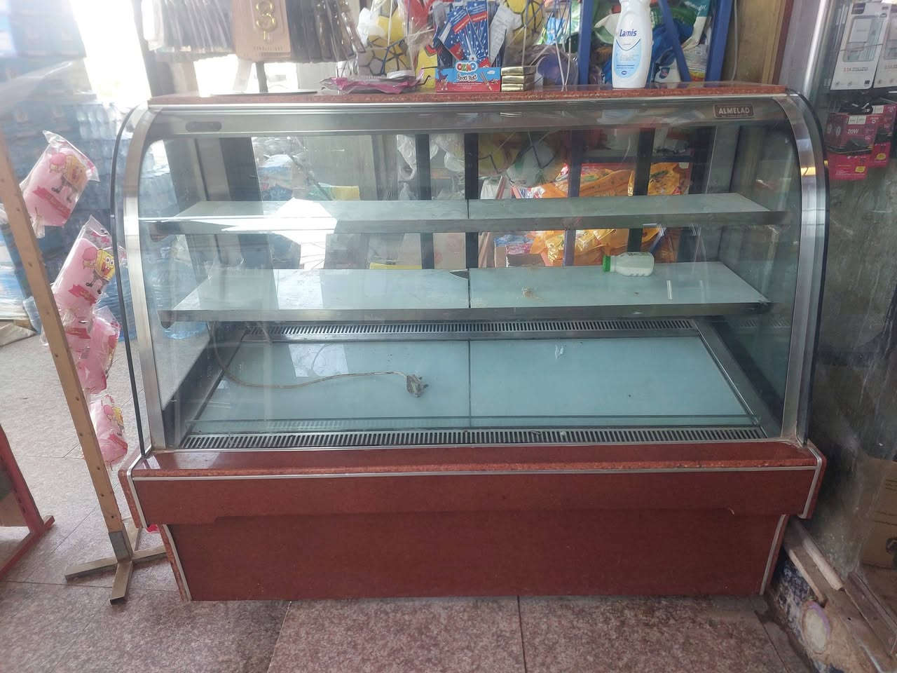 براد كيك للبيع 
سلام عليكم  متاح للبيع 
براد عارضه كيك 
جديد بعده وكامل مكمل مابي اي عطل ولا اي عيب 
مكاني بابل المسيب سعره ٦٠٠ الف للعلم ماخذه ب٢٧ ورقه 
للاستفسار الاتصال على الرقم👇👇 ***********
