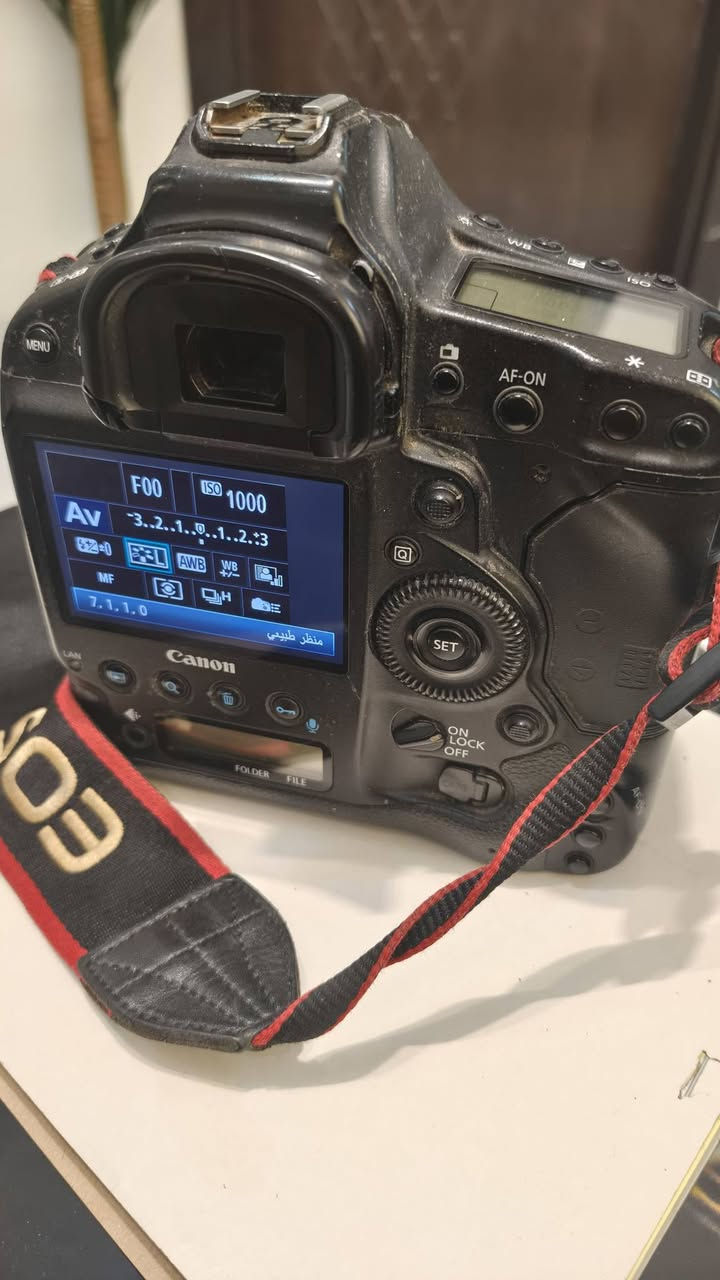 للبيع: كاميرا Canon 1DX الاحترافية
للبيع كاميرا Canon 1DX بحالة ممتازة، تعمل بكفاءة عالية ومن دون أي مشاكل.

المواصفات:

فل فريم (Full Frame)

تصوير متواصل حتى 12 إطار/ثانية

نظام تركيز سريع ودقيق

مناسبة لتصوير الرياضة، الحياة البرية، المناسبات، والتصوير الاحترافي

الملحقات:

البطارية الأصلية(عدد2) 

الشاحن الأصلي

حزام الكاميرا

السعر: (مليون)

للاستفسار أو المعاينة، يرجى التواصل على الخاص أو الاتصال على الرقم: (***********).
