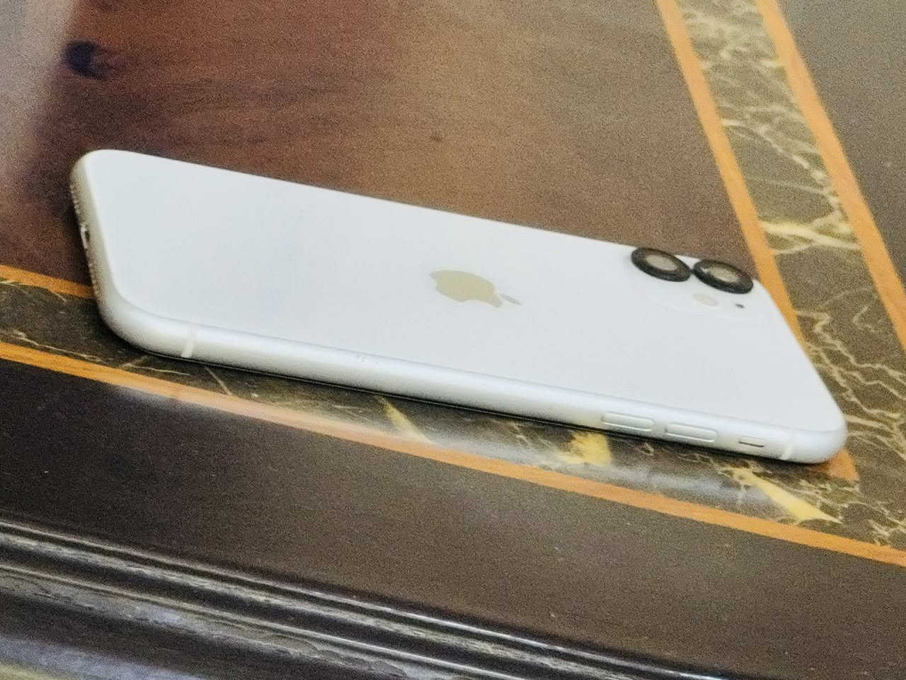 للبيع آيفون  11 iPhone
اللون: أبيض 🤍
 الذاكرة: 64 كيكا 
 البطارية: 82%
 الملحقات: وياه شاحنته
رقم هاتف ***********
🚗 يوجد توصيل لجميع محافظات العراق
