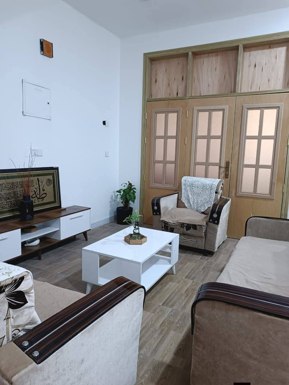 للبيع دار حديث طابو زراعي سند 25 مساحه 130متر واجهه6ونص طابقين 3,نوم بناء حديث درجه اولى تبليط عرض الشارع 8 متر العنوان زوير الغربي قرب الملعب المختار السعر 148قابل للتفاوض 
 ***********وات ساب 
***********
