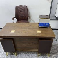 ميز مكتبي • ٣ كراسي • نظيف