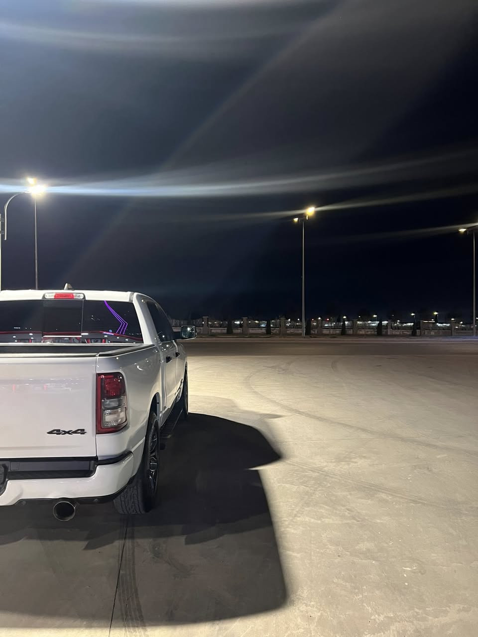 دوج رام بک هورن
مدیل 2023 
رقم کاتی 
مایشی 52 میل 
جاملج باب بیلادی مبدل 
جاملغ ورا جهت السایق کلیر امریکی ویا نوص باب بودی 
شاشە تیسلا 
کوشنات قوماش
کوشن هیتر ستیرن هیتر 
‏8سلندر ئیتورک 
‏***********
