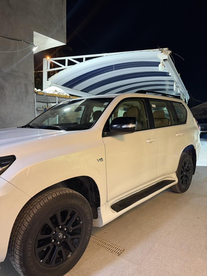 �🔥 للبيع – برادو 2023 شركة العين الأحمر | فئة TX.C (فل مواصفات) 🔥🚗
سيارة فخمة جداً، قوة + هيبة + راحة 👑
مواصفات خليجي أصلي جاهزة للاستخدام بدون أي صرف ✔️

✨ المحرك والأداء:

 • محرك V6 سعة 4.0 لتر (6 سلندر)
 • قوة تقريباً 271 حصان 💪  
 • قير أوتوماتيك 6 سرعات
 • نظام دفع رباعي دائم (4x4)
 • دبل ثقيل وخفيف + دفرنس وسطي
 • نظام ثبات + تراكشن + نزول منحدرات

✨ المواصفات الخارجية:

 • فتحة سقف (Sunroof) 🌙
 • إضاءة أمامية LED + كشافات
 • جنوط ألمنيوم قياس 18 / 19
 • مرايا كهرباء قابلة للطي
 • ستيب جانبي + روف ريل
 • سبير تاير خلفي مع غطاء
 • حساسات أمامية وخلفية

✨ المواصفات الداخلية:

 • تشغيل بصمة + دخول ذكي
 • شاشة كبيرة + نظام ملاحة
 • كاميرا خلفية
 • بلوتوث + USB + Apple CarPlay
 • تحكم من المقود
 • كروز كنترول
 • تبريد (Cool Box)
 • تكييف أوتوماتيك مزدوج أمامي + خلفي ❄️
 • مقاعد قماش/مخمل مريحة
 • 7 ركاب

✨ الأمان والسلامة:

 • وسائد هوائية متعددة
 • ABS + EBD + BA
 • نظام الثبات الإلكتروني VSC
 • نظام مانع الانزلاق
 • مساعد صعود ونزول المرتفعات

💎 المواصفات: وارد شركة العين الأحمر
💎 الحالة: نظيفة جداً / بدون حوادث
💎 جاهزة: استخدام يومي بدون أي مشاكل

📞 للاستفسار:
‭***********‬

🔥 سعر مناسب وقابل للنقاش للجادين فقط 🔥

#برادو #تويوتا #V6 #سيارات_العراق #بيع_وشراء #العين_الأح
