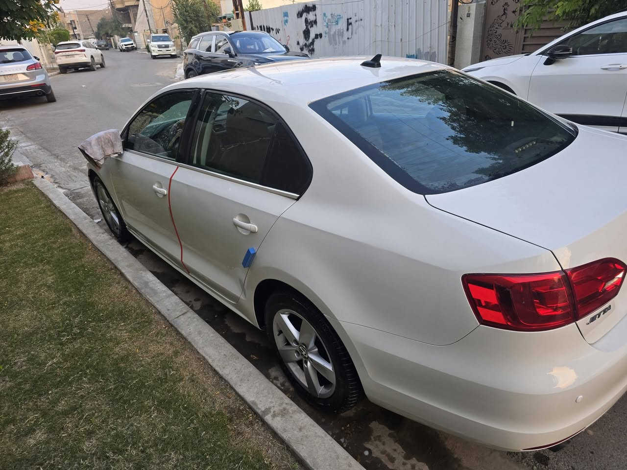 السلام عليكم
فولكس واكن جيتا ٢٠١٤ ادوات 
محرك ٢٥٠٠ خمسة سلندر 
تبريد تدفائه تحكمات ستيرن 
مثبت سرعه حساسات شاشة 
كامرة خلفية فتحه سقف 
 صدر كير محرك شرط
 رقم بغداد اصلي 
شي جديد وبعيد عن الشبهة 
السعر ٥٨ وبيه مجال 
للتواصل ***********
