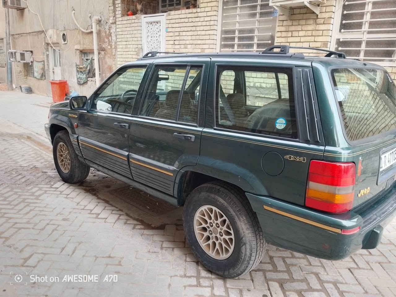 السلام عليكم
جيب شيروكي موديل 1993 
سيارة لا ضربة و لا صبغ بلادية
مكينة بلادية مالتها 6 سلندر 
كير بلادي + مكينة لا تبخير و لا تنقيص 

حدادية و صدر جديدة + تخم تاير.. تبريد تدفئة شغال 
كهربائيات كلها شغالة .... سيارة جاهزة كل نقص ما بيها 

تحويل فوري هزه و رقم انكليزي جديد
السعر 58 ورقة 

العنوان: بغداد . مدينة الصدر قطاع 4 
الهاتف : ***********
