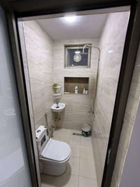 🏢 شقة (نظام مصعد)  ✨ نظيفة زيرو  تتكون من:  • غرفتين نوم (إحداهما سويت...