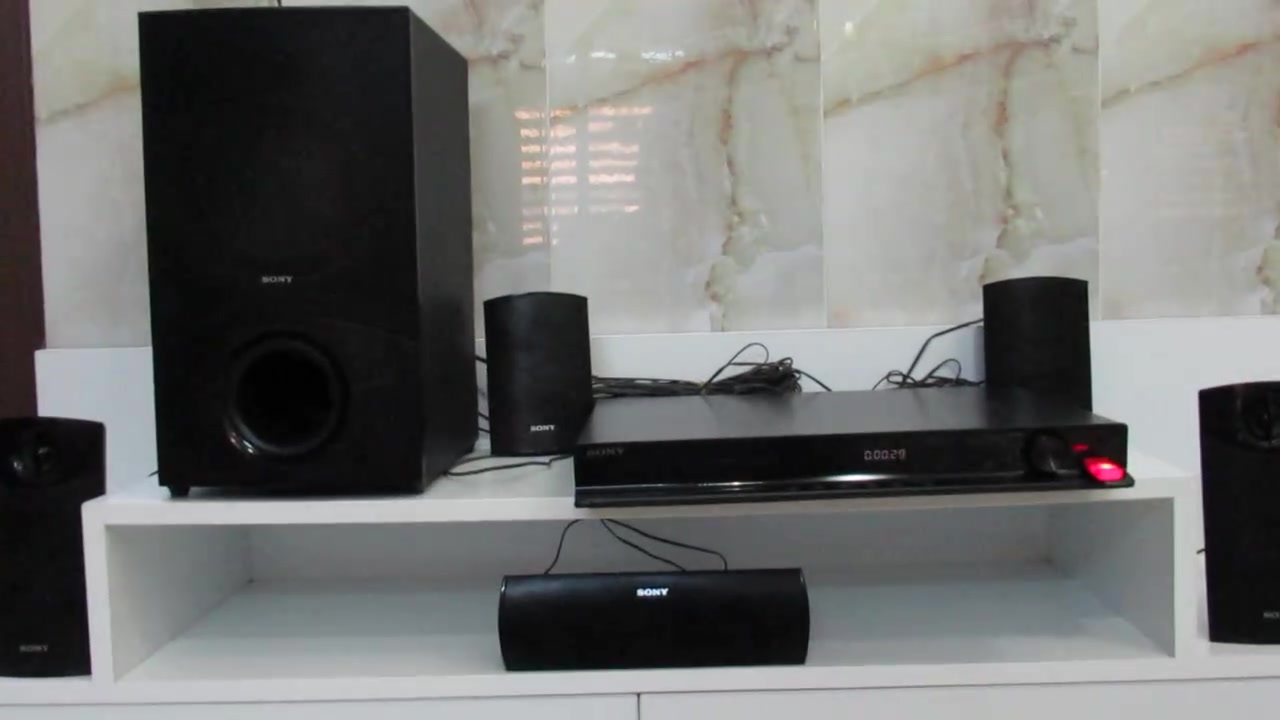 مسرح منزلي سوني Sony HBD-DZ340K

 النوع: DVD Receiver / نظام مسرح منزلي متكامل
 الحالة: مستعمل بحالة جيدة

 الطاقة الكهربائية: 220-240 فولت، 50/60 هرتز
 استهلاك الطاقة: 160 واط

• إجمالي القدرة الصوتية: 1000W

توزيع القدرة الصوتية:
• السماعات الأمامية: 167W × 2
• السماعة الوسطية: 167W
• السماعات الخلفية (Surround): 167W × 2
• مضخم الصوت (Subwoofer): 165W

المميزات الرئيسية

 صوت محيطي قوي مناسب للأفلام والموسيقى
 مشغل DVD مدمج
 منفذ HDMI لعرض الصورة بجودة عالية على التلفزيون
 راديو FM مدمج
 مخرج فيديو (Video Out)
 تصميم أنيق من سوني وجودة تصنيع ممتازة
 مناسب لغرفة المعيشة أو غرفة الألعاب

المواصفات
نظام صوت منزلي متعدد القنوات (5.1 Channel Home Theater)
دعم تشغيل أقراص DVD وCD
دعم ملفات الصوت الشائعة (حسب نوع الملف)
منفذ HDMI
هوائي FM مدمج للاستماع إلى المحطات الإذاعية
خرج فيديو مركب (Composite Video Out)
تشغيل الأفلام والموسيقى بجودة صوت واضحة وقوية

السعر 120 الف

يوجد توصيل


**إذا كنت صاحب هذا الإعلان وتريد حذفه لأي سبب، رجاءا أرسل رسالة إلى الدعم الفني**