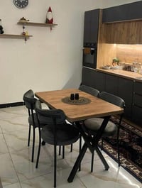 ميز • مستخدم قليل • نضيف