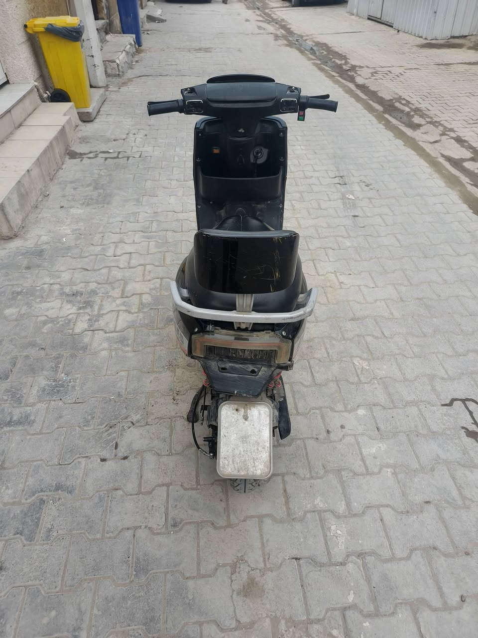 السرعة القصوى: يمكن أن تصل السرعة إلى 70 كم/ساعة.
المسافة المقطوعة: تقطع مسافة تصل إلى حوالي 40 كيلومتر بشحنة واحدة.
المحرك (الملف): قوة المحرك تبلغ 1,200 واط.
الميزات الإضافية: تحتوي على ميزات مثل تشغيل بالبصمة عن بعد، أضواء أمامية وخلفية (LED)، هورن، إشارات جانبية، ودواسات للراكب الخلفي، بالإضافة إلى نظام قفل حماية ضد السرقة.
عنوان بغداد 
موجود بفيس


**إذا كنت صاحب هذا الإعلان وتريد حذفه لأي سبب، رجاءا أرسل رسالة إلى الدعم الفني**