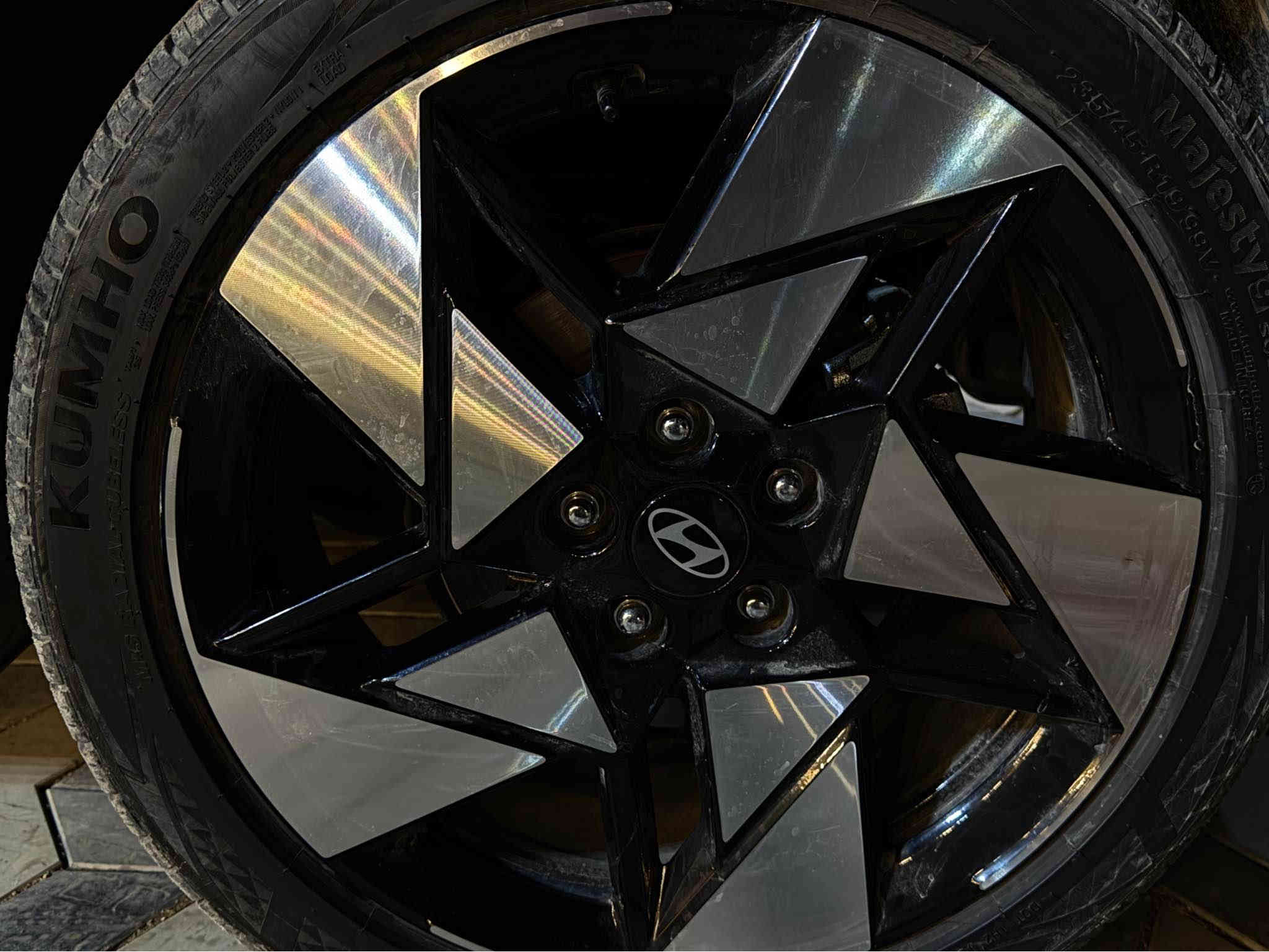 هيونداي كونا اعلى فئة Kona HTRAC limited 2025🇰🇷
نسخة دعاية الشركه برفاهيه المواصفات اللون الاسود الميتاليك مطعم بالتيتانيوم🏴‍☠️🖤
(على وضع الشركة بجم كبس خلفي كبس دواخل زيرو )

المواصفات 🌸 
_كاميرات محيطيه عدد 4 تقنية 3D 📹
_ تقديم ورجوع عبر البصمه🛜🎮
_  شاشة متصله بالدشبول🖥️ شاشتين متصلتين مقاس 12.3 بوصة لكل منهما (لوحة العدادات وشاشة المعلومات والترفيه).يعرضن 8 وضعيات كاميرات
* نظام صوتي فاخر من B0SE ودمام 
* مكيف هواء أوتوماتيكي مزدوج المناطق.
 
_رادارات وحساسات 360 درجه الكترونيه وتلقائية 📡🔕🎥
-  نظام الحمايه العام🚨 🆘 الجديد كلياً من هيونداي
- نظام كار بلي واندرويد اوتو الجديد كليا بدون كيبل وايرليس— انارة محيطية ليزر بكافة الالوان تحكم تلقائي ✨✨
-كشنات 💺ملكي الجلد الابيض الفاخر 🤍مع تحكمات كهربائية مع التبريد والتدفئة ومقصورة رياضية بنظام الذكاء الصناعي
-بصمة لمس صندوك كهرباء وفتح وغلق عبر البصمه
كير الجديد من كونا تعليك بالستيرن 8 سرعات والمحرك (1.6 T-GDI) الجديد رياضية رزانه واقتصادية جداً دفع أمامي قياسي، مع توفر نظام الدفع الرباعي.
-بانوراما مع مرأة ذكية
-نظام التوجيه الذكي عبر صوت السائق وقيادة ذاتية واتو هولد 
أنظمة الأمان ومساعدة السائق
* نظام مساعد تفادي الاصطدام الأمامي.
* نظام البقاء في المسار.
* نظام مراقبة النقطة العمياء.
* تنبيه حركة المرور الخلفية والاماميه والجانبية
* مثبت سرعة ذكي متكيف بالنظام الجديد 
* نظام مراقبة انتباه السائق 
* ملاحظة بعد هوااااااي مواصفات مذكرتها
ضرر السيارة / تبديل بابتين اصليات فقط طخه بسيطه جداً جداً وموجوده بالصور  وموجوده كاله التقارير والفديوات من المزاد الى وصول السياره مع وجود شخط ورصعه 
سنوية 2030
ارضيات كتلوكات سبير عدة ( كلهن بعدهن شركه ممفتوحات)

العنوان : بغداد - الدوره
موبايل / ***********
السعر:  20،700 💵(  207 ورقه ) طبعا كلفتني اكثر بهواي وبلعافيه عل ياخذها.
تكدر تروح سمكري صباغ سونار تراي وين ميعجبك هذا حقك وبدون مقابل بغداد
