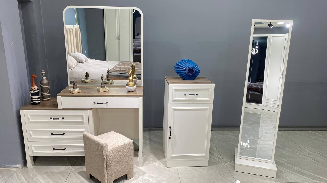 غرفة نوم  تركي درجه اولى بسعر مناسب جداً الكميه محدوده 
تسع قطّع 

سرير خزان 
برغي جوي حديد 🔩🔧

قياسات الكنتور 270*230*52

دولاب أضافي 90*230*52

ميز تواليت 130*180

كومدي 50

ارتفاع السرير 150


**إذا كنت صاحب هذا الإعلان وتريد حذفه لأي سبب، رجاءا أرسل رسالة إلى الدعم الفني**