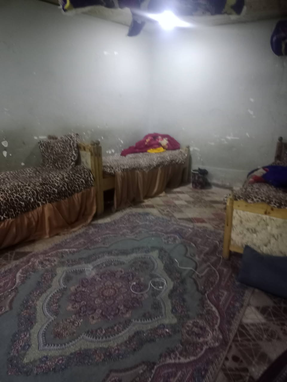 السلام عليكم اخوان بيت للبيع منطقه تجاريه في الديوانيه  شارالمواكب البيت قديم يتكونن  ثلاث غرف وصاله واستقبال وصحيات وفوق غرفتين نوم مساحه البيت 150 سعر البيت 160 وبي مجال رقم الموبايل***********
