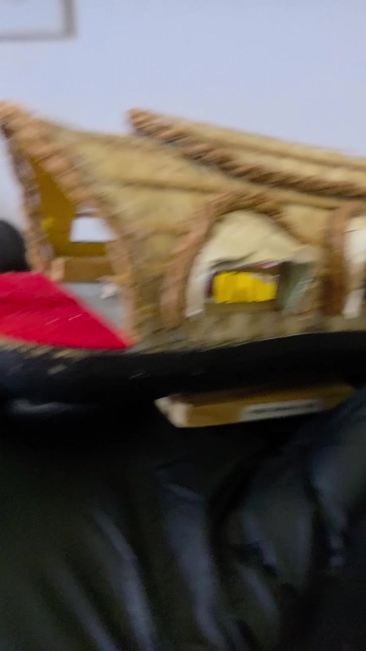 متوفر  نموذج مصغر لقارب منزل تقليدي من ولاية كيرالا الهندية (Kerala Houseboat Model)، ويظهر في الصورة كقطعة تذكارية أو ديكور منزلي، ويتميز بوجود رقم تصميم براءة اختراع مسجل عليه.


**إذا كنت صاحب هذا الإعلان وتريد حذفه لأي سبب، رجاءا أرسل رسالة إلى الدعم الفني**