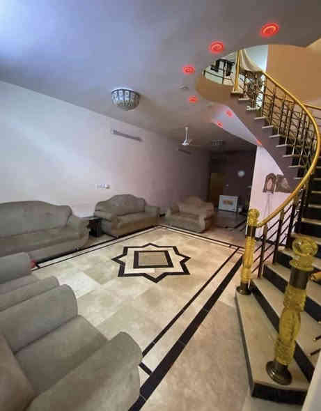 دار للبيع مساحه 210 م بغداد حي اور ال 600 قريب على شارع العام شارع اسواق عطا العبيدي بناء 2019 جديد وفارغ 
متكون من 4 غرف نوم من ضمنهن 2 سويت
صاله+استقبال+ مطبخ حار بارد + حديقه صغيره+ سطح خلفي وامامي + ارتفاع على شارع متر 
السعر 
635.000.000 مليون وبي مجال
*********** صاحب الدار
