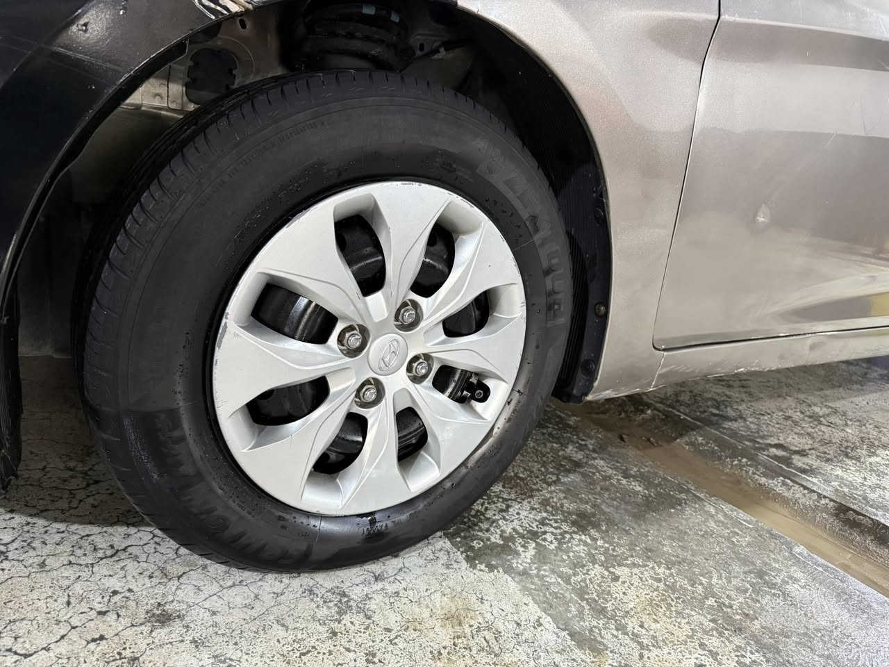 السلام عليكم 
سياره اكسنت موديل 2014 امريكي محرك 1600 رقم بغداد تحويل مباشر 
كير مكينه حداديه تبريد كفاله 
كامرا شاشه تايرات جدد باتري جديد حادثها جاملغ وبنيد 
وبيها رش جاملغ امامي فقط.
كهربائيات كله شغال تجي وتشوف بعينك واستخدام شخصي السعر 80 وبيها مجال بسيط المكان بابل ***********
