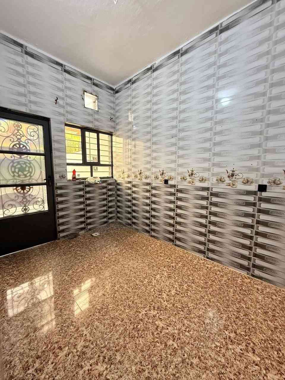 بيت 🏠 للبيع  مساحة 125 متر حي الانتصار شارع 60 مقابل المستوصف المربع الذهبي  بيت فول فول سند طابو الزهور يتكون من غرفتين وهول ومطبخ وصحيات  (السعر 80 وبي مجال) للاستفسار والطلب اتصل على الارقام التالية
***********واتساب
