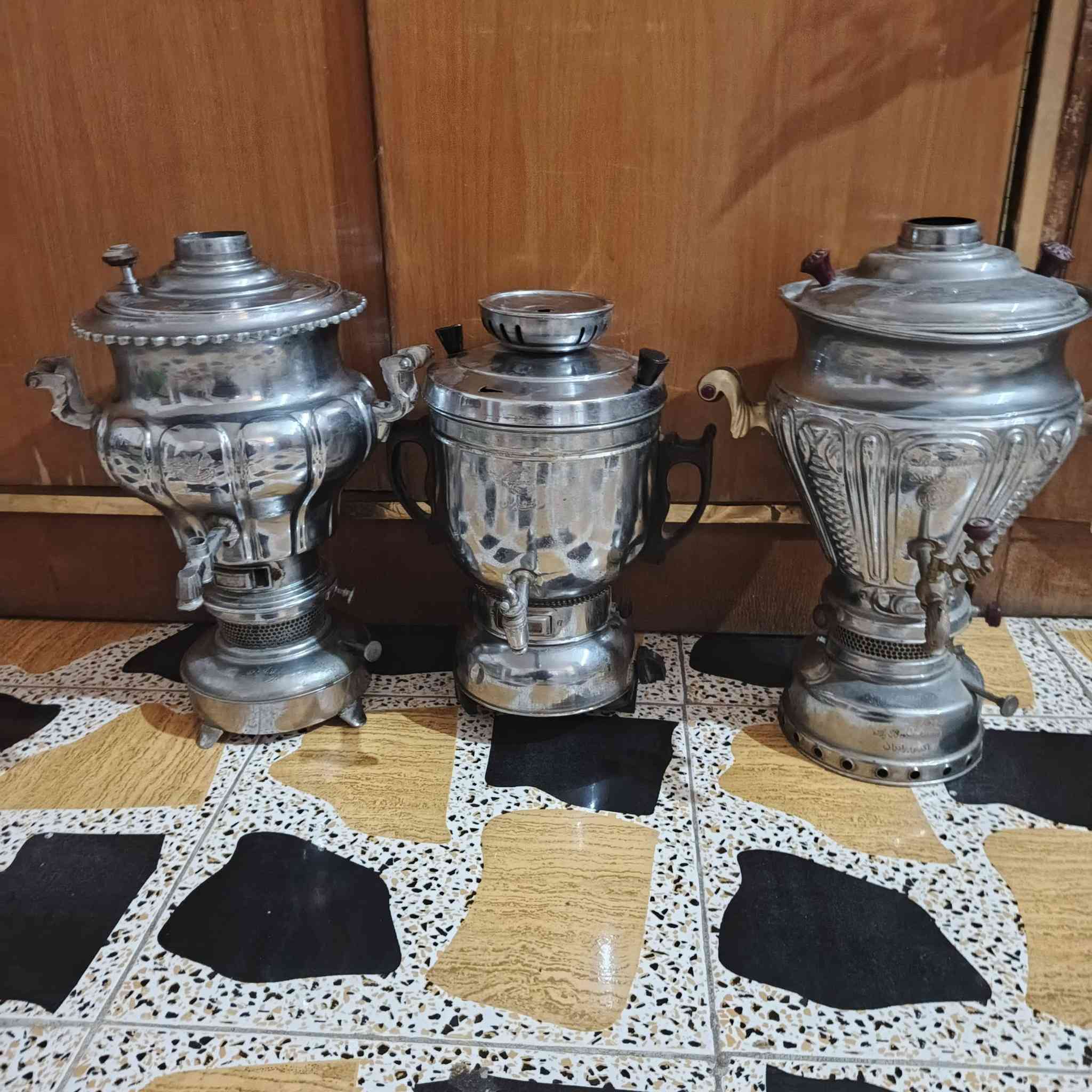 السلام عليكم سماورات العدد ٣ ابيعهم شلع ٢نفطيات واحد غازي واحد يرادله مال الحنفيه ابيعهم هيج عله وضعهم  السعر ٨٠ شراي يتصل او خاص اكو توصيل مكان بغداد ***********
