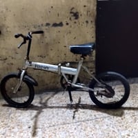 عندي بايسكل للبيع مستعمل ابو طبكه السعر 50 وبي مجال الرقم هاتف 0771197...