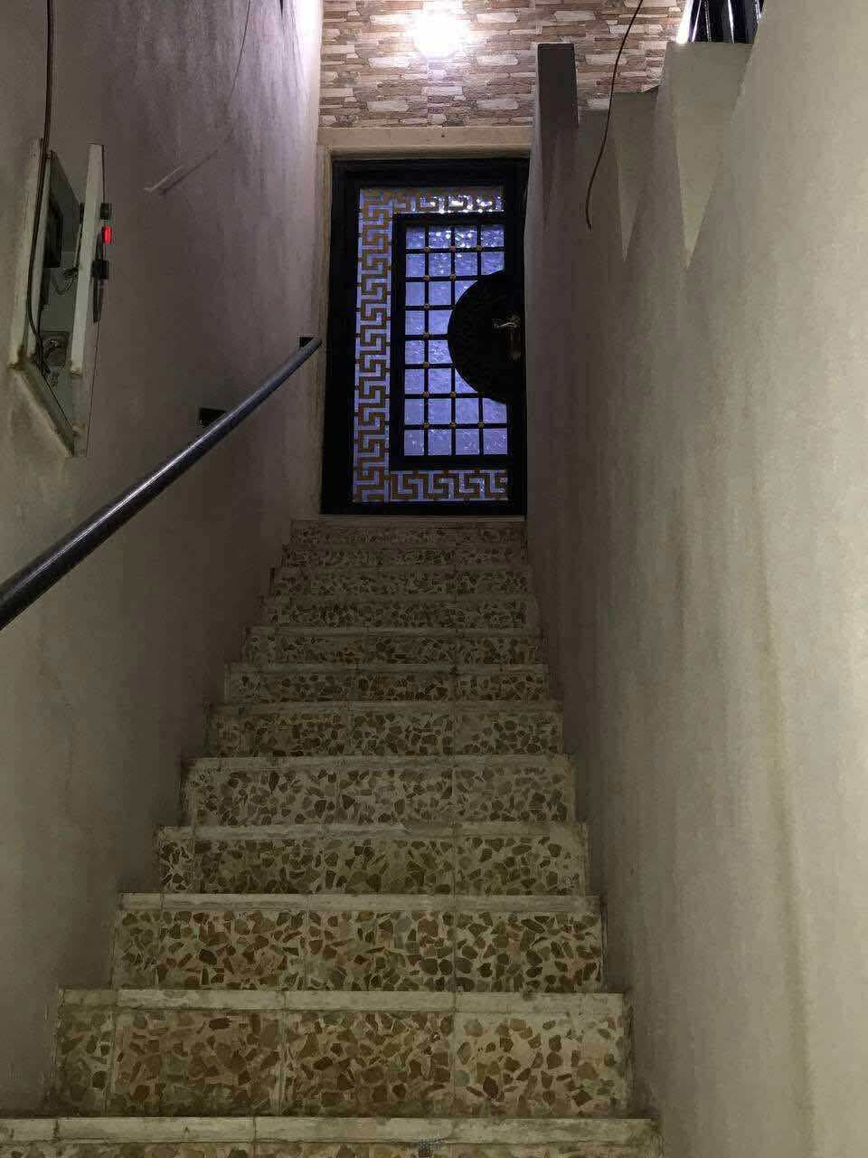 شقه ايجار في حي السكر قرب ساحه الغاز
تحتوي غرفه واحده بدون هول ومطبخ وصحيات
الاتصال ع رقم 
***********
