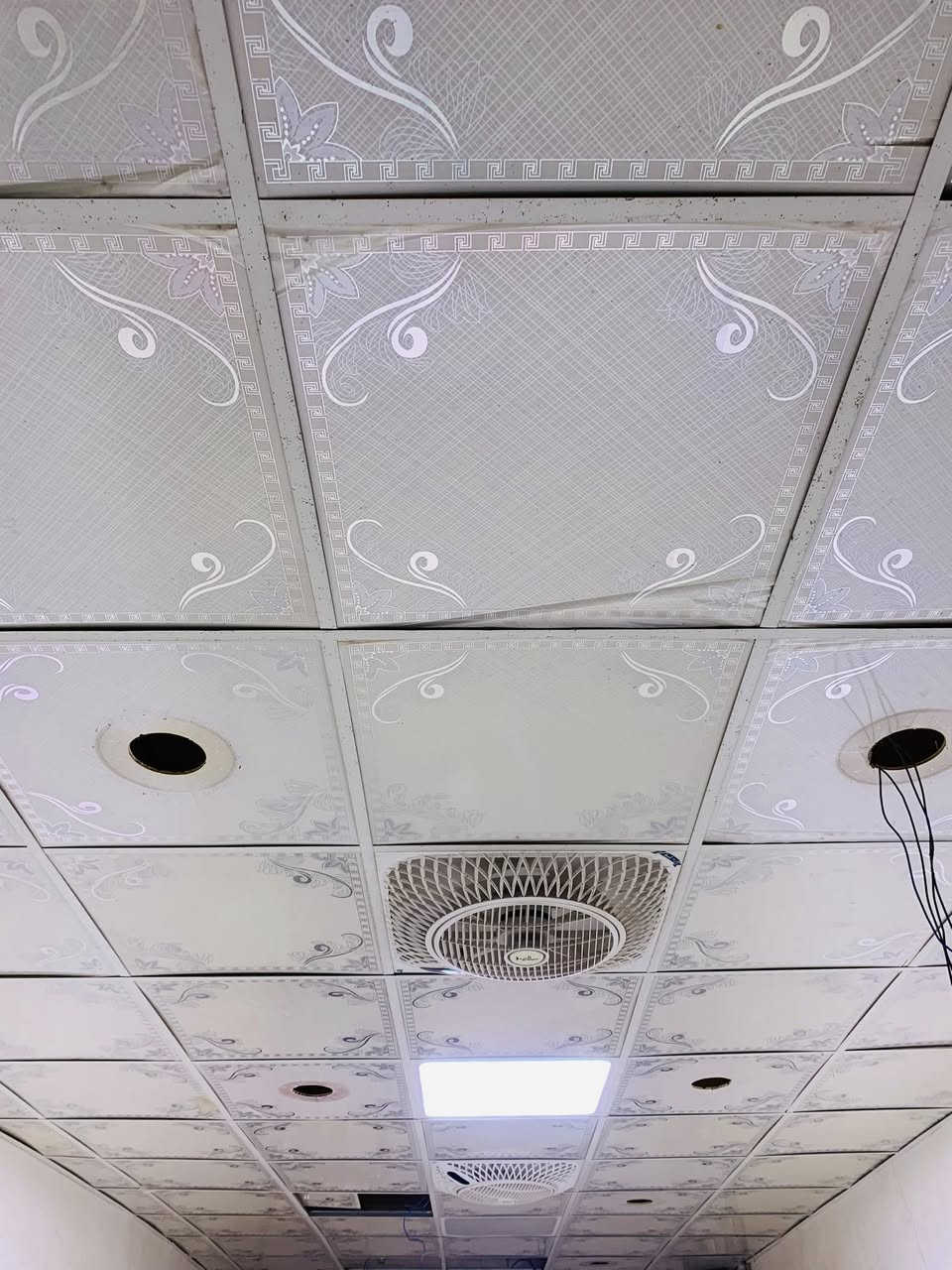 مجمده ومراوح سقف للبيع العنوان قلعه سكر حي العسكري الاتصال ***********

