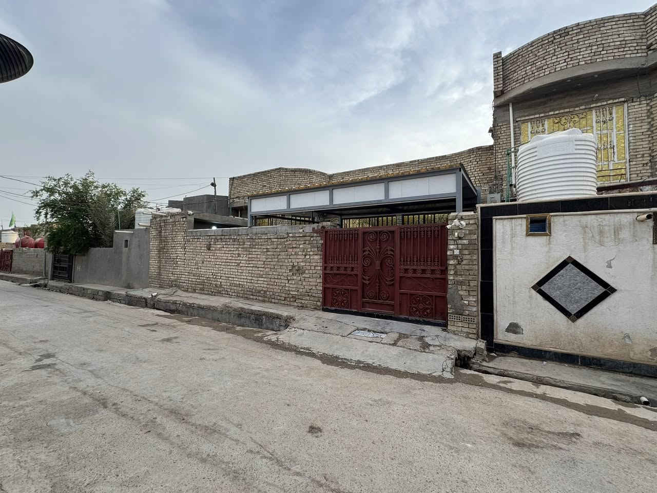 السلام عليكم
بيت مساحة 250 متر بناء 2020 الموقع شارع افران ثاني فرع 
البيت يحتوي على استقبال 6*4
غرف نوم 3 
مطبخ 4*4
صالة 12*4 
صحيات خارجية وحمام داخلي 
سعر البيت 100 
للاستفسار ***********
