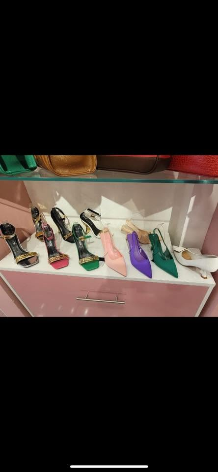 عدة محل أحذية وحقائب للبيع 👠👜
 • 300 زوج أحذية (كعب وموديلات)
 • 90 شحاط صيفي
 • 10 حقائب جديدة
 • كابينات + مكتب + مراية + جهاز كاشير+ استاندات

جاهزة لفتح محل فورًا

الموقع: بغداد

للاستفسار  ***********
