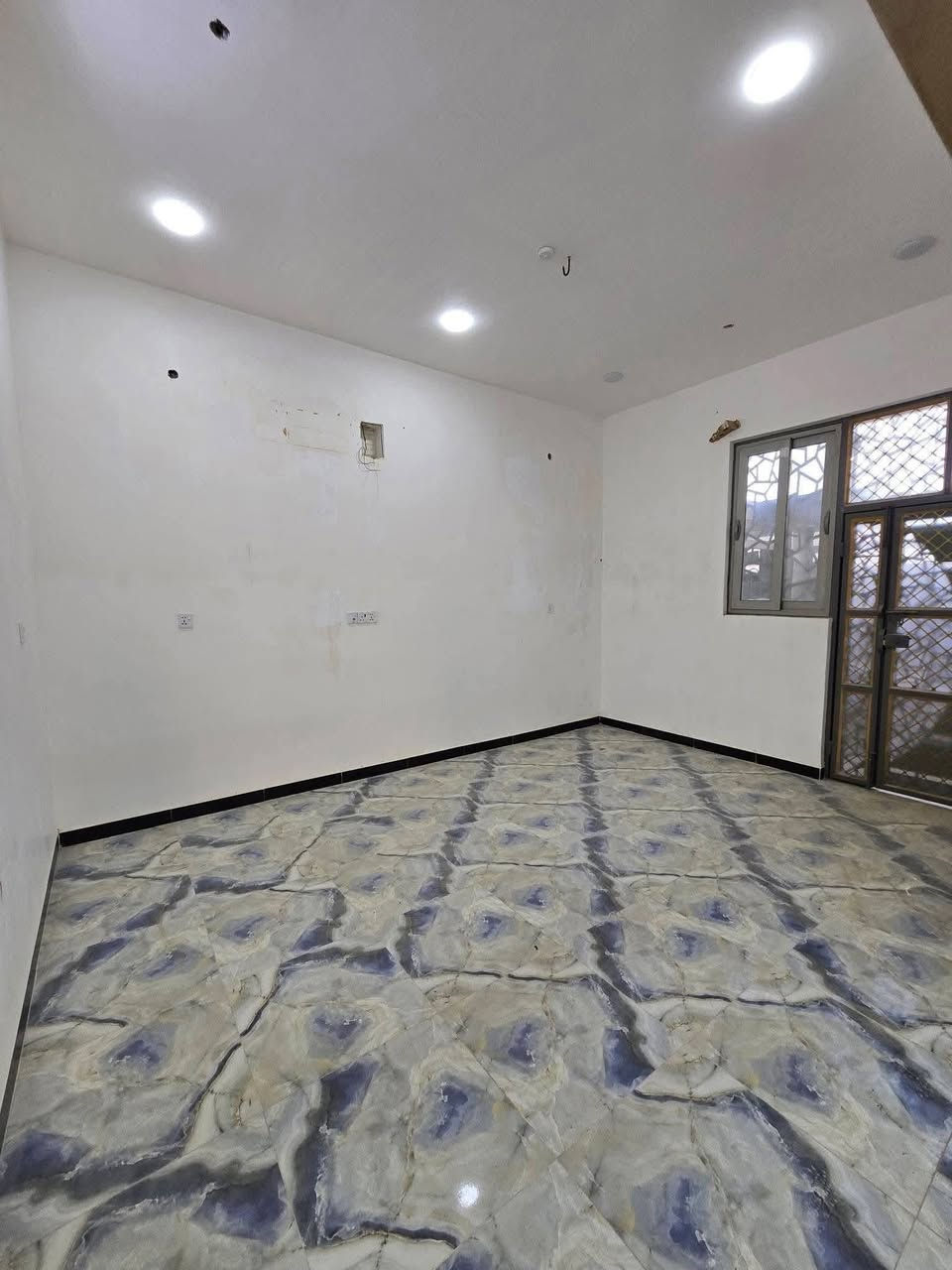 بيت للايجار تقيه الثانيه شارع 20 يتكون من غرفه مطبخ صاله استقبال مجمع صحيات سعر 300 قفل استفسار المراجعه الواتساب***********او اتصال رجاء مكتب العاصمه للعقارات والمقاولات العامه العنوان ديوانيه ساحه الاحتفالات قرب قاعه ولاء الايطالي***********
