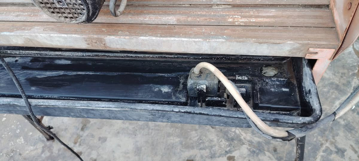 سلام عليكم
للبيع 
قاطعة لقطع السيراميك والبورسلين والمرمر والكاشي 
 السعر: 250 الف وبيها مجال 
للاستفسار: ***********
