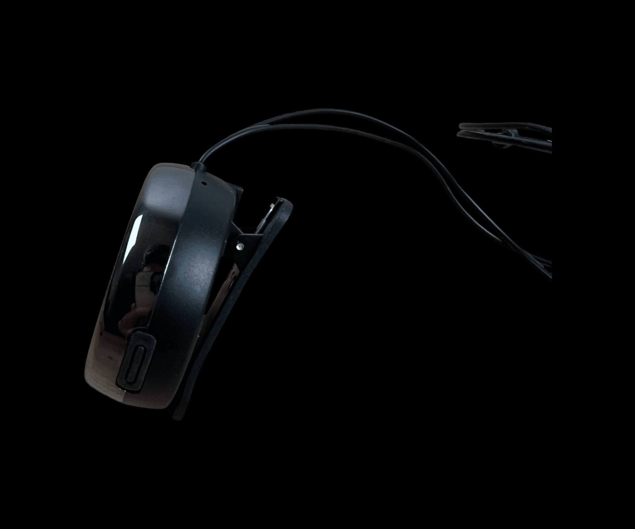 سماعات بلوتوث AKZ – إصدار Q50 و Q51 مع شاشة LED وزر سماع المحيط

الاستخدامات

الاستماع للموسيقى أثناء المشي والرياضة

إجراء واستقبال المكالمات بدون استخدام الهاتف

استخدام آمن في الأماكن العامة والقيادة

تشغيل الموسيقى مباشرة من كرت ذاكرة TF

مناسبة للاستخدام اليومي والأنشطة الخارجية

المميزات

اتصال بلوتوث لاسلكي ثابت (Q50  Q51)

وحدة تحكم دائرية ذكية متصلة بالسماعة (Q50  Q51)

شاشة LED لعرض حالة التشغيل ومستوى البطارية (Q50  Q51)

وقت التحدث يصل إلى 28 ساعة، مع شحن سريع خلال ساعتين فقط،

وقت استعداد (Standby) يصل إلى 130 ساعة للاستخدام الطويل دون قلق من نفاد البطارية.

تحكم كامل بالموسيقى والمكالمات (Q50  Q51)

مايكروفون مدمج للمكالمات (Q50  Q51)

زر مخصص لتفعيل المايك الخارجي وسماع المحيط (Q50  Q51)

سماع الأصوات المحيطة أثناء تشغيل الموسيقى لتعزيز الأمان (Q50  Q51)

دعم تشغيل الموسيقى عبر كرت TF بدون هاتف (Q50  Q51)

شحن سريع عبر منفذ Type-C (Q50  Q51)

صوت واضح مع تقنية Super Bass (Q50  Q51)

ميزات خاصة بكل إصدار

تصميم خفيف وبسيط مناسب للاستخدام اليومي (Q50)

استهلاك طاقة أقل للاستخدام الطويل (Q50)

سماعات In-Ear مع وسادات سيليكون ناعمة تدخل داخل الأذن (Q51)

ثبات أعلى أثناء الحركة والرياضة (Q51)

صوت أقوى وباس محسّن للأنشطة الخارجية (Q51)

المواصفات

طول سلك السماعة: 40 سم

قياس الكارتون:

- الطول: 9.5 سم
- العرض: 3 سم
- الارتفاع: 17 سم

نوع السماعة: In-Ear

نوع الشحن: Type-C

بلد المنشأ: صنع في الصين

محتويات الصندوق

سماعة بلوتوث AKZ (Q50 أو Q51 حسب الاختيار)

سلك شحن Type-C

دليل الاستخدام

الملاحظات

ميزة سماع المحيط تعمل عبر زر مخصص وليست تلقائية

السماعة لا تعزل الصوت الخارجي بالكامل عند تفعيل المايك الخارجي

مناسبة للرياضة، المشي، والقيادة

يدعم التشغيل بدون هاتف عبر كرت TF


**إذا كنت صاحب هذا الإعلان وتريد حذفه لأي سبب، رجاءا أرسل رسالة إلى الدعم الفني**