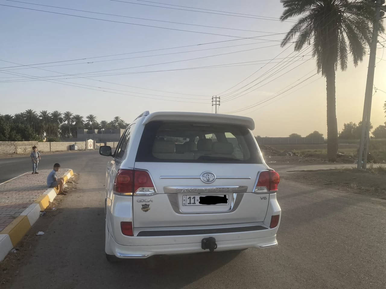 السلام عليكم  لاندكروز بريم 2012 كفالة من الصبغ باسمي بيها بارد قليل 
6 سلندر رقم بغداد  مشروع وطني 
اللون ابيض صدفي
سلايت روف 
فور ويل 
ابواب بصمتين
كشنات جلد 
كشن كهرباء 3دكم
اشاير مري
جام اوتو
لايت زنون 
تبريد ثلاث قطع 
ثلاجه
‏‎تحكم استيرن
السيارة جديده ومامتعوبه
السعر 365 وبيها مجال قليل للشراي 
العنوان الرمادي ***********
