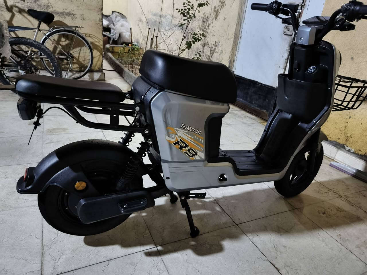 السلام عليكم دراجة شحن للبيع
فول مواصفات نوعه ريان ما موجوده بل سوق نوع مرغوب  
مواصفاته تجي ٥بطاريات كبار 
دبلات أمامي خلفي  مقعد طبي تجي سرعته ٩٩ والحقيقي ٨٥بحيث من تفر الملف يضل يدوي من السرعة سريعة بشكل  تجي 3نمر تجي كلوبات خلفي أمامي والامامي عالي ناصي دبل اشاره  أشاره يمنه يسره  نظام بك ترجع للخلف هورن و البلوتوث  دسكات عمبار دهن تجي استانين وتجي وياه سله و حماية للشاشة شايله أنا وكفات و شاحنه استان تعليك النقال و شاحن مالت نقال  ومرايات بحيث كامل مواصفات و جيس الكشن موجود  وصله موجود صارله ٤٠يوم عندي التواصل على الواتساب السعر ٥٧٥  وبيها مجال قليل جداً للتواصل واتساب ***********
