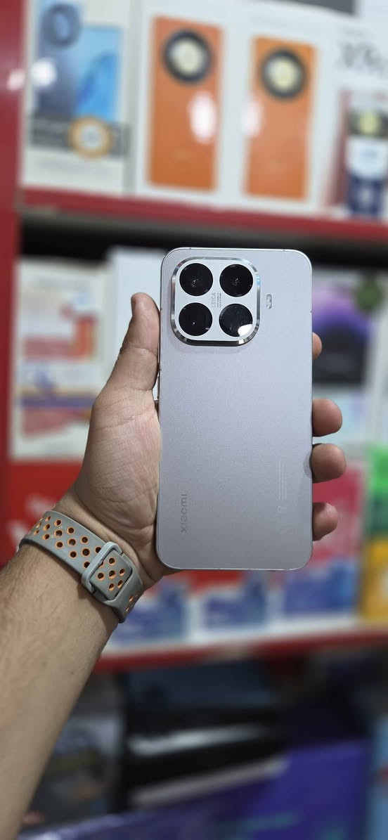 السلام عليكم 
Mi 15T pro  قطعتين 

نظافة 💯 مكفول من الشخط
ملحقات كامله 

شاشه امولد 144hz
 المعالج Mediatek Dimensity 9400 Plus
ببجي 120فريم اعلى دقة فول سلاسه

بطاريه 5500mah 
شحن سريع 90W

كاميرات LECA الامانية العملاقة
ثلاث كاميرات50+50+12 ميجابكسل

متوفر بذاكرتين :
ذاكره 512/12g
بطارية 99% نظافه 💯  
لون دزيرت نحاسي

ذاكره 1024/12g يعني واحد تيرا 
بطاريه 💯 88دوره نظافه 💯 
لون تيتانيوم كري

بابل سوك الحله شارع المكتبات 
مكتب الماسه للموبايل 

متوفر توصيل جميع المحافظات 10لاف مقدما

بيع او مراوس استفسار خاص او اتصال 
***********
*********** حلة, بابل
