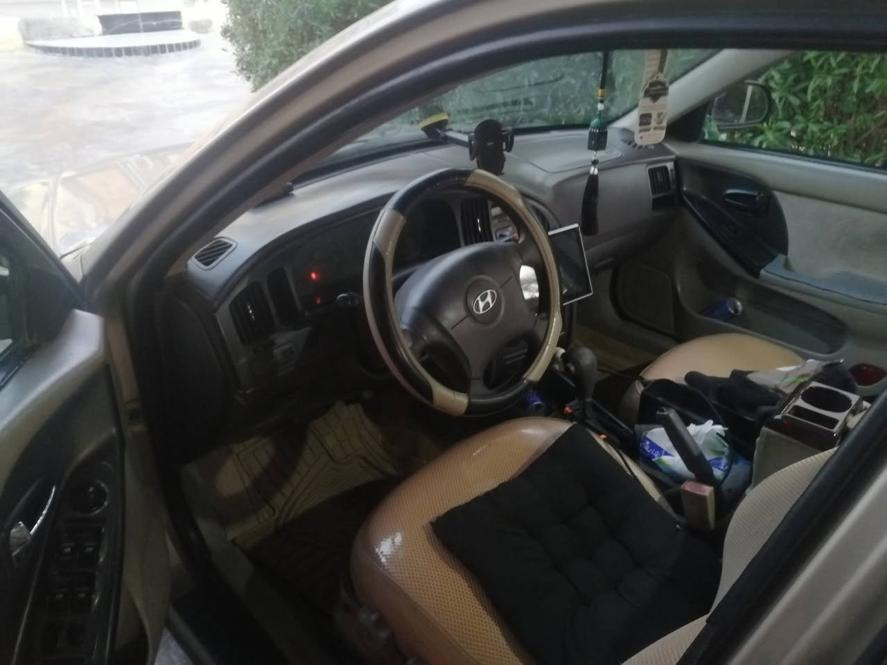 سيارة الانترة 2005سنوية نافذة صار 3اشهر تبريد شغال الكهربائية كلهة شغالة صندوك واربع بوب شغالة حجم المكينة الفين بيهة ضربة بلجامرلق وارد امريكي الخلفي ولامامي ضربة بجهة السايق بس بدون دواخل  والسعر 67وبيهة مجال ***********
