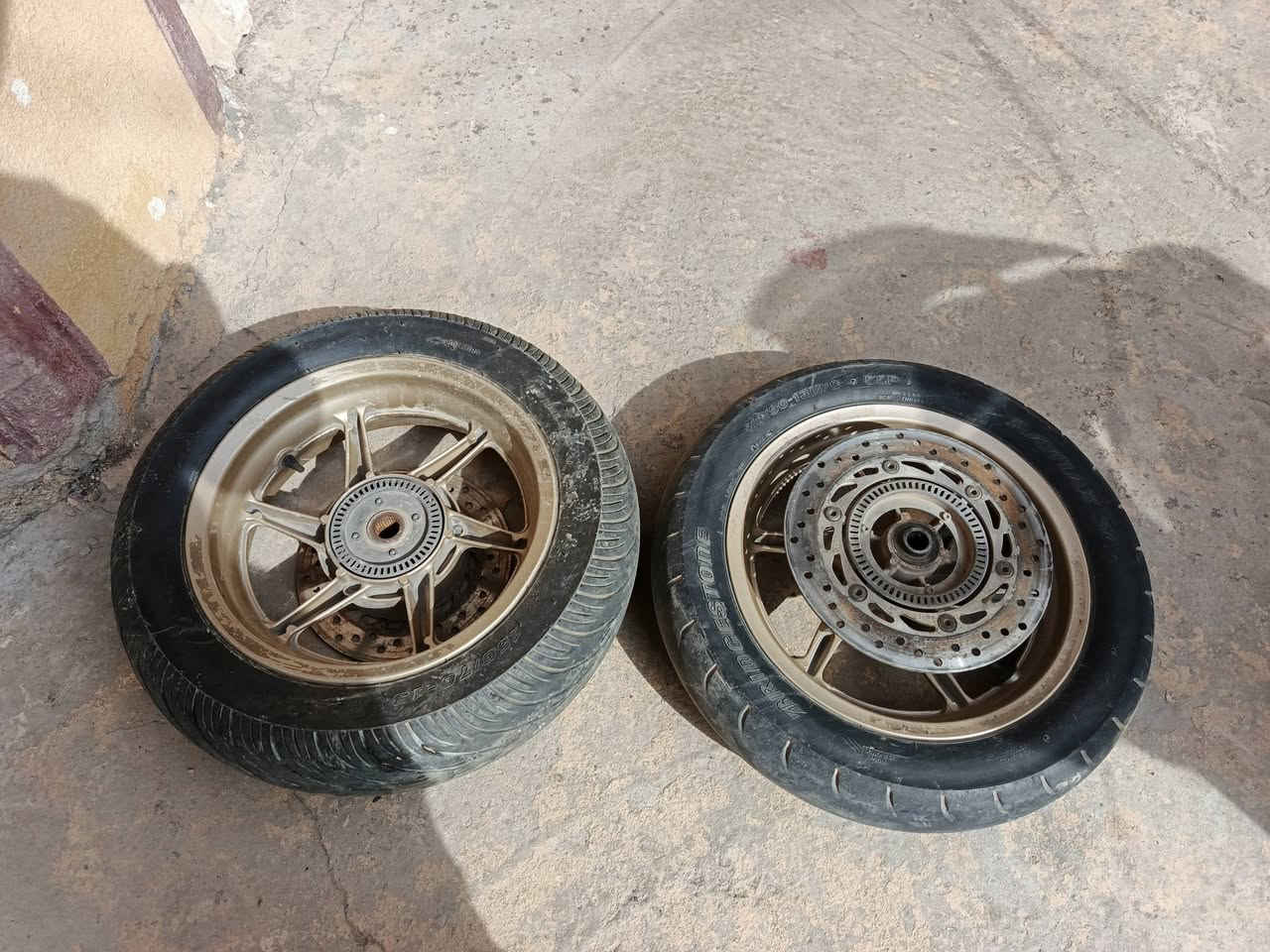 مكينة 010 s7 ع وضعيته بكن شغال 
كشن 010 
عقل s7 + كتف شحن + سلف 
ظفيرة كاملة s7 
ويالة كروم ABS 
شاصي كامل s7 
تانكي نظيف 
أكو كم قطعة بعد من الكفرات 
***********
