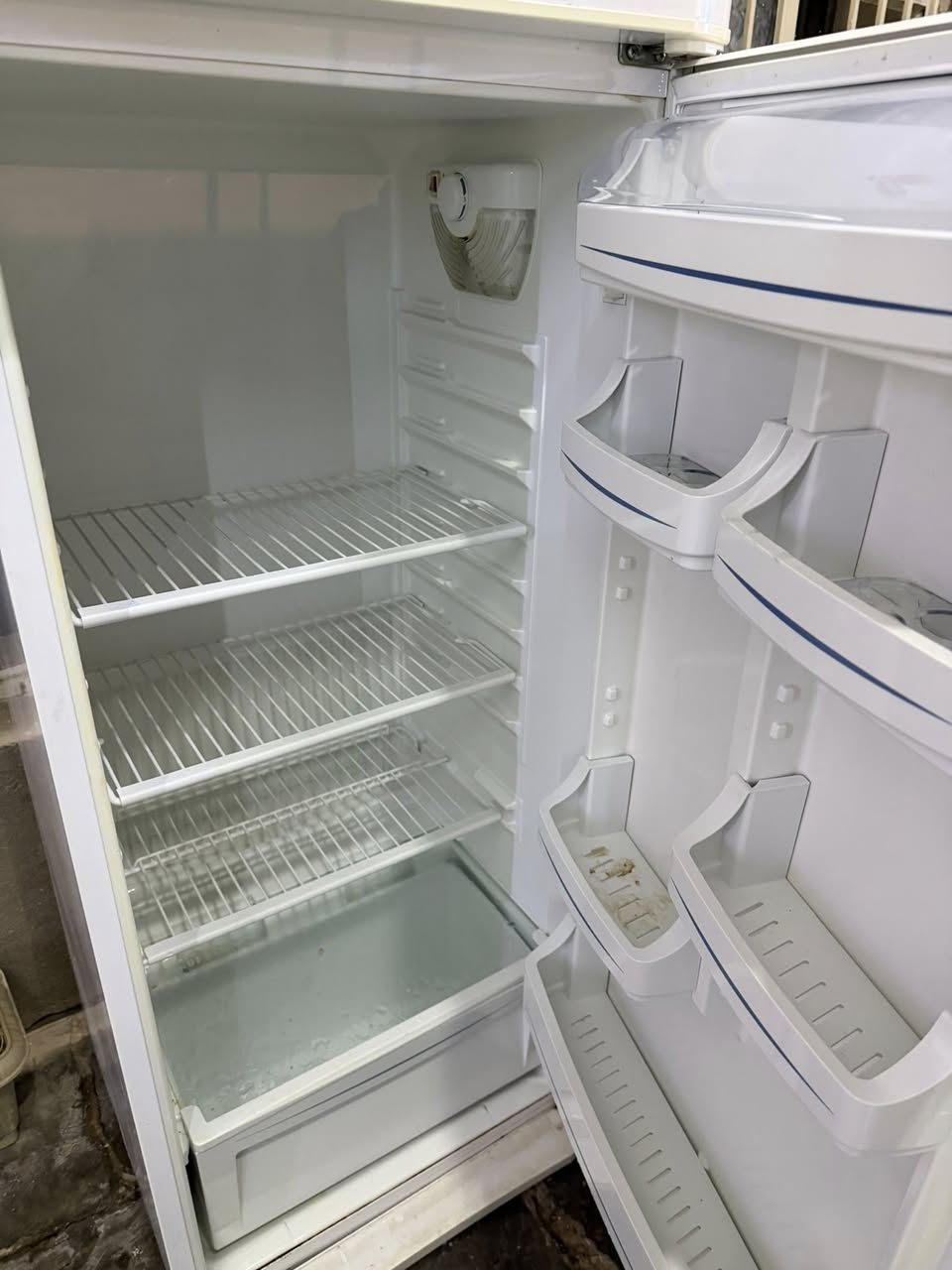 للبيع ثلاجه حجم كبير
شرط الشغل ونضافه
 وبيها ضمان عل شغل  
السعر ٢٢٥وبيها مجال
***********
