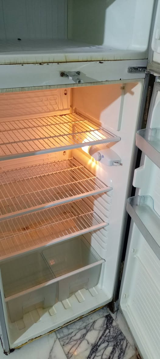 ثلاجه شغاله مامصلحه حجم 16لبيع بيه  ضررر بسيط سعر150بيه مجال مكان بغداد بل كماليه اتصال ***********
