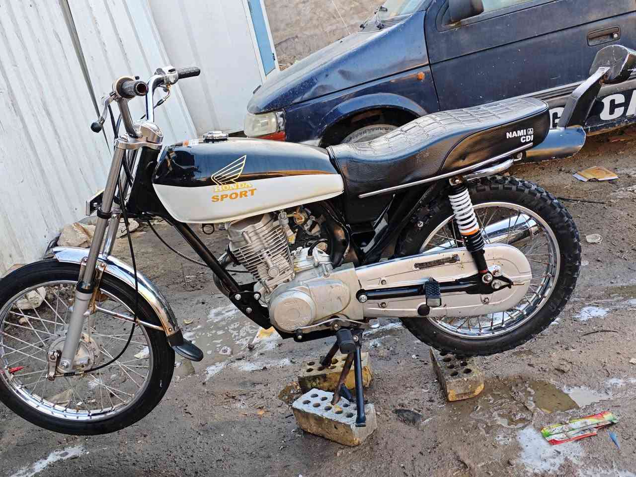 السلام عليكم اربعه كير اصولي اوراق سكنر تعمير جديد تجي وشوف احله من صوره فقط شاصي ومكينه 2018 دراجه فول مستعجل عله بيعتها سعر 400وبيها مجال حك جيه متواجد فيس وهاذ رقمي *********** وشراي بي خير ويدلل
