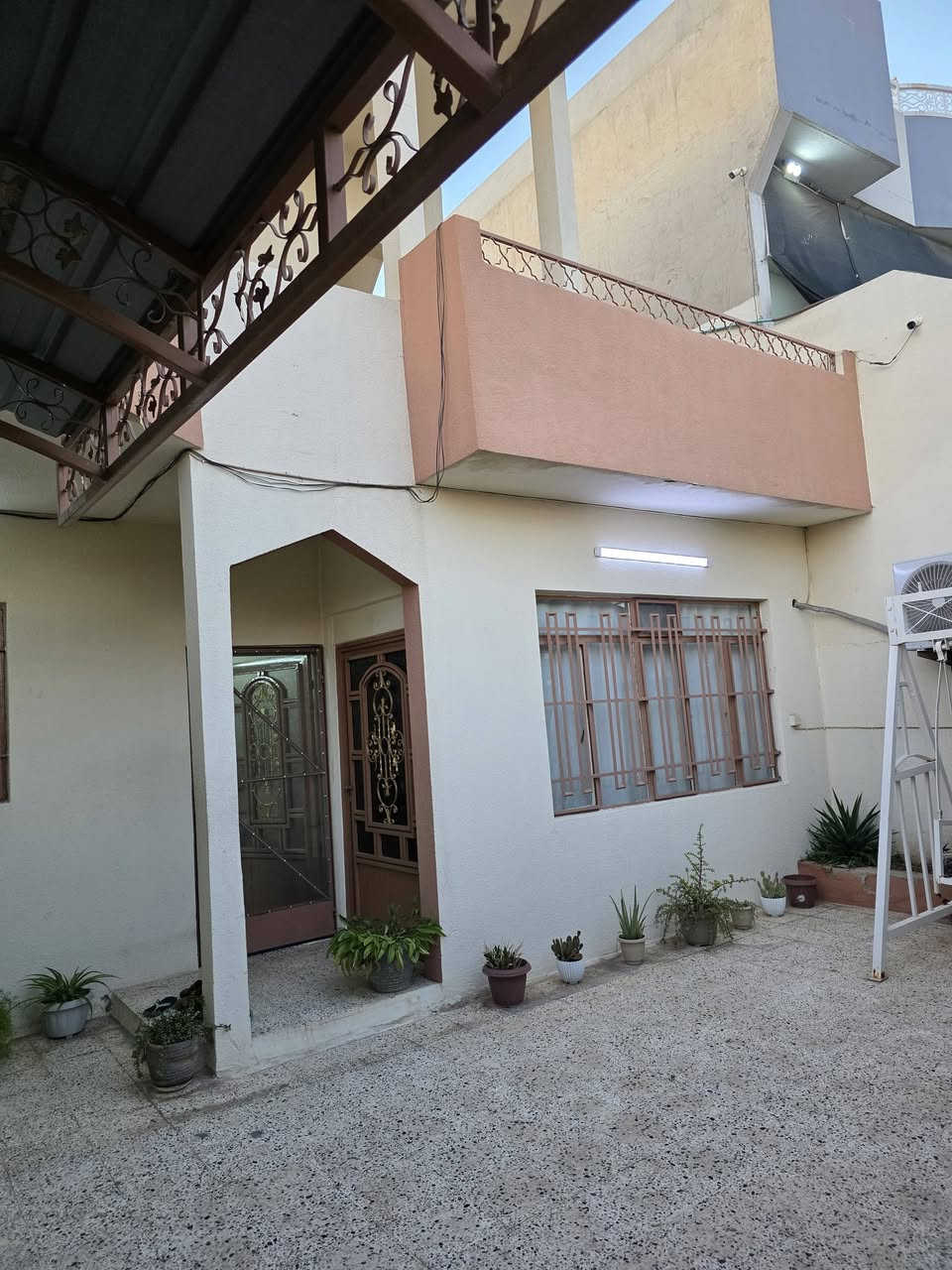 دار للبيع في حي الامن قرب مدرسة الانتفاضة المساحة 180 م واجه 9 م اتجاه شروق تام صالح للسكن طابق ونصف 3 غرف نوم استقبال هول مشتملات .
عقارات الصفوة حي المصارف قرب جامع سعدي مهدي 
***********
***********
