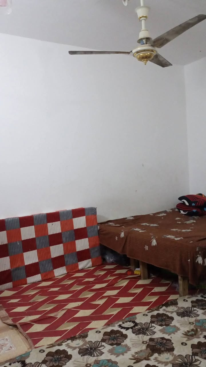 بيت ١٠٠ متر حي الوفاء قرب مجسرالزهراء طابق ونص نظيف بناء شيلمان كما موضح بالصور السعر١١٠ اي ستفسار ***********
