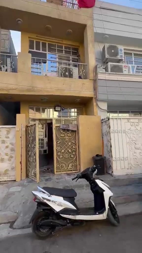 سلام عليكم بيت شارع فلسطين ساحه بيروت بيت مساحة ٣٨ متر يتكون الطابق الاول ::: استقبال ومطبخ تواليت وحمام مشترك ومنور 
الطابق الثاني ::: غرفتين نوم. وحده كبيرة وحده صغيره .
يتكون من. سطحين سطح كبير وسطح صغير 
الاستفسار ::***********
السعر ::190 وبي مجال قليل
