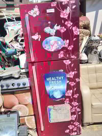 ثلاجه للبيع شرط شغل ما مصلح نضافته كدامك سعر ميتين200 لتواصل0771690422...