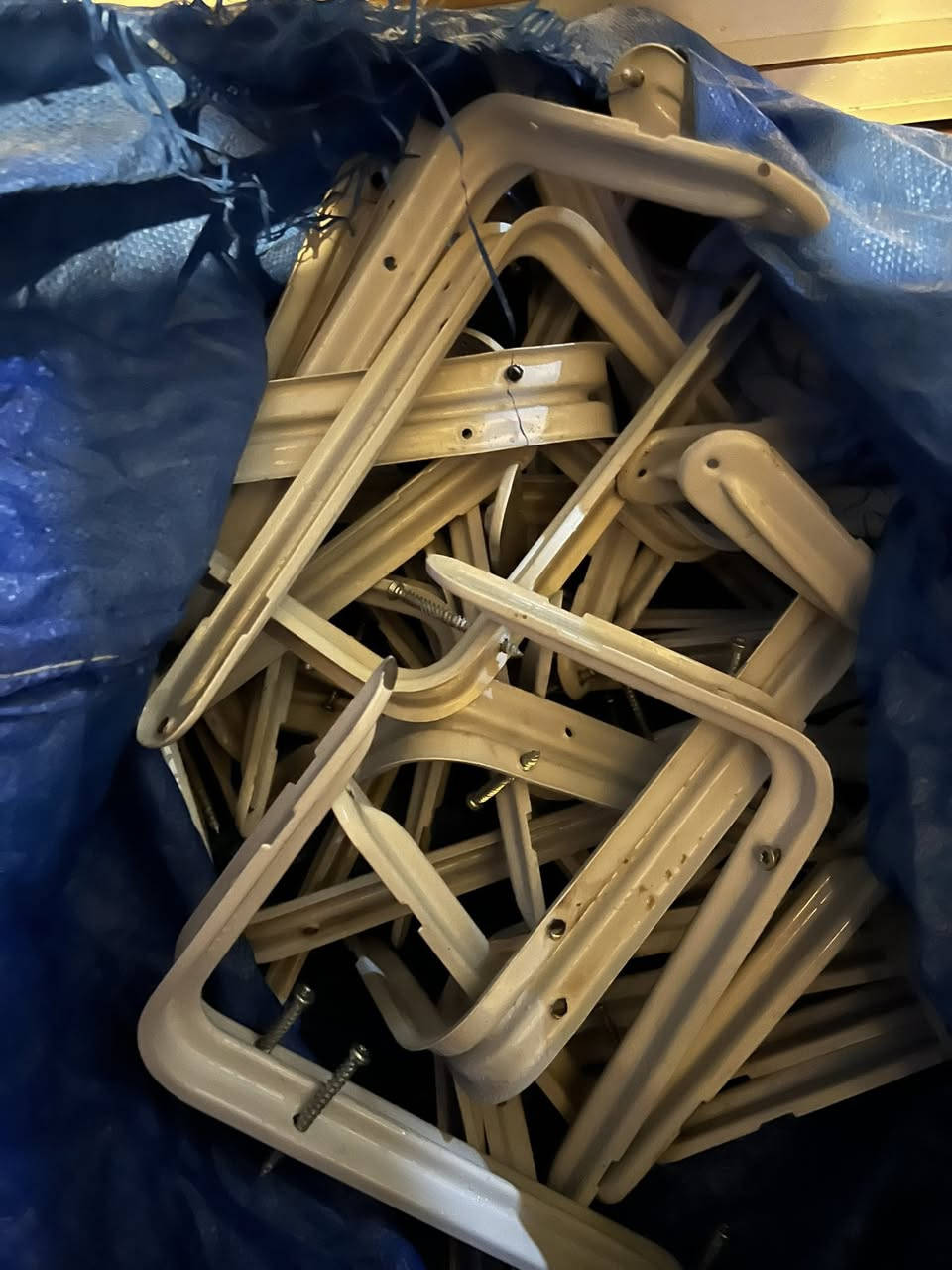 رفوف خشب ENDF اصلي كل قطع 5 أمتار
8 رف  حدايد هم وياهن كامل نضيف 300 الاف بيه مجال بسيط


**إذا كنت صاحب هذا الإعلان وتريد حذفه لأي سبب، رجاءا أرسل رسالة إلى الدعم الفني**