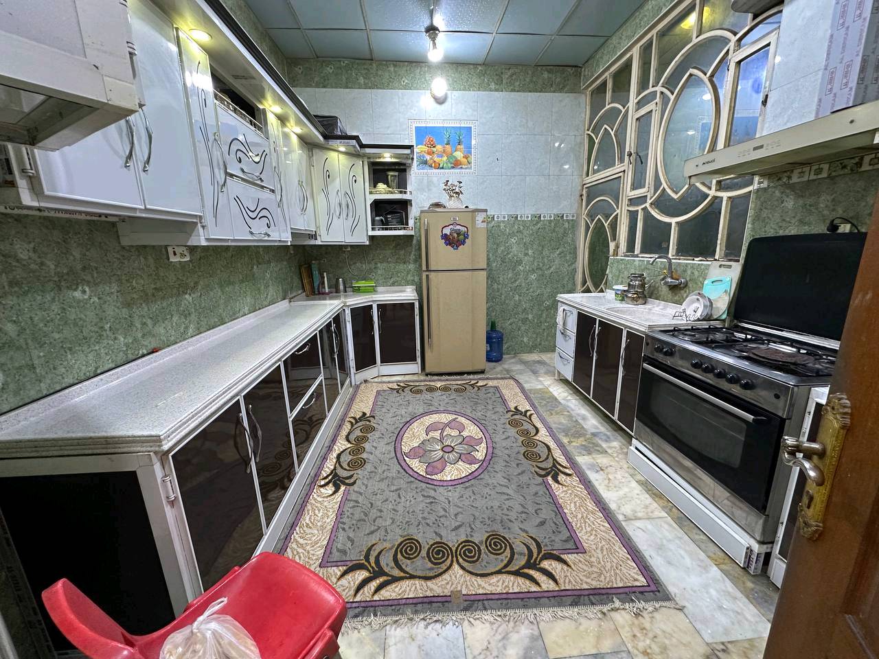 بيت للبيع مساحته ٢٢٥ طابقين 
الموقع شارع الجمعه 
تفاصيل البناء 
محل غذائيه 
واستقبال وطارمه صاله 
غرفه 
منور + صحيات عدد ٣ 
الطابق الثاني غرفتين وصاله وصحيات 
وشقه فوك المحل 
واجهه البيت ١٥ 
شارع المنطقه ١٥ متر