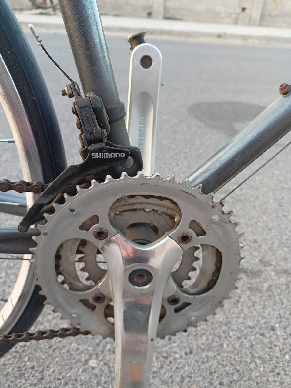 السلام عليكم
YNK.المنشأ: كوريا الجنوبية.
 شركة Shimano اليابانية الشهيرة (بأنظمة 3 سرعات في الأمام و7 في الخلف)
حجم 28 
وياله المنيوم مختمه
حجم الفريم 53 
خفيفه الوزن جدا بالمشي 
السعر 140وبيه مجال 
مكاني بغداد قرب جامع النداء


**إذا كنت صاحب هذا الإعلان وتريد حذفه لأي سبب، رجاءا أرسل رسالة إلى الدعم الفني**