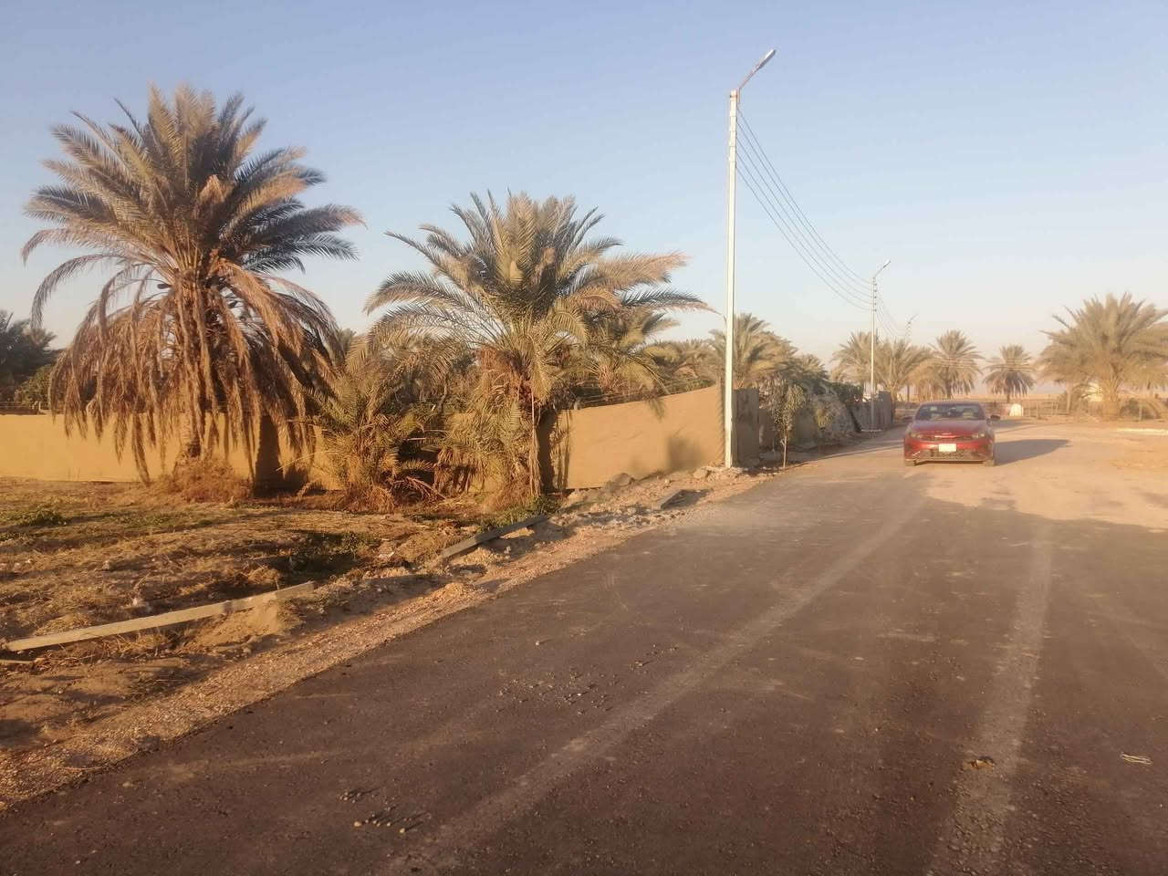 قطعة للبيع طابو زراعي اقرار محكمة من المالك مباشره المساحة ٩٥٠ متر.. كافة الخدمات كهرباء  ماء  تبليط وعرض الشارع ١٠ متر بيها نخل ومسيجه وجاهزة. المكان ..شارع بغداد كربلاء بداية المفرق يم عمود ١٦٦. السعر ٥٧ مع مجال  قليل الشراي  يتصل واني خادم  هاتف*********** Singapore
