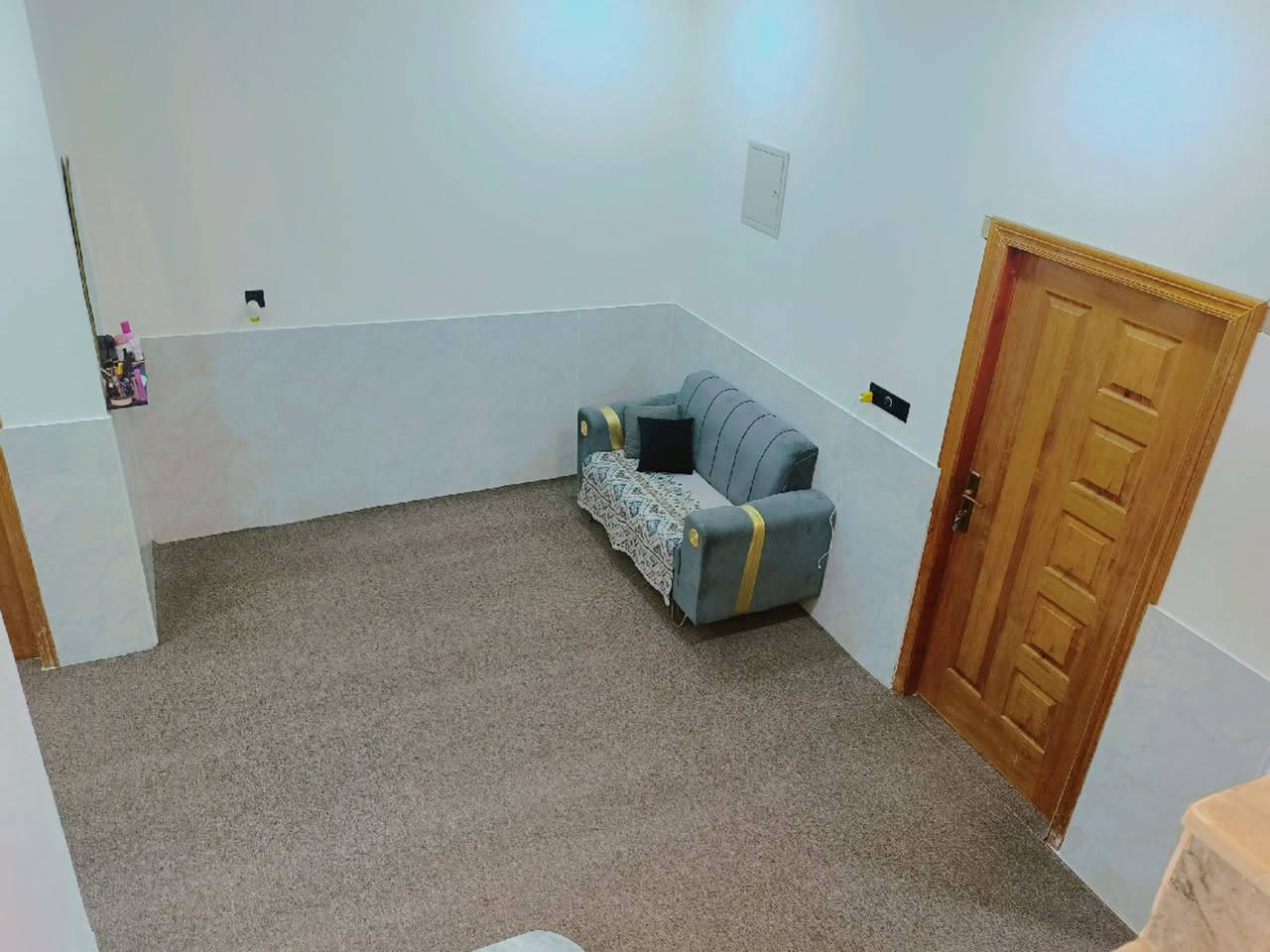 اللهم صل على محمد وآل محمد
🟩بيت زراعي 300 متر ،

⭕الوجه 12 متر والنزال 25 متر ،

⭕بناء طابوق كونكريت طابق واحد ،

⭕يحتوي على غرفتين و صالتين و استقبال و مطبخ حار وبارد و صحيات خارجية وداخلية ،

⭕ بناء حديث ،يحتوي على كافة الخدمات ماء ومجاري ،

🟩الاسكان الصناعي بداية حولي اليروح لمدرسة الحرية من جهة طريق سوق الشيوخ....بسعر مناسب ....   

                       ***********
