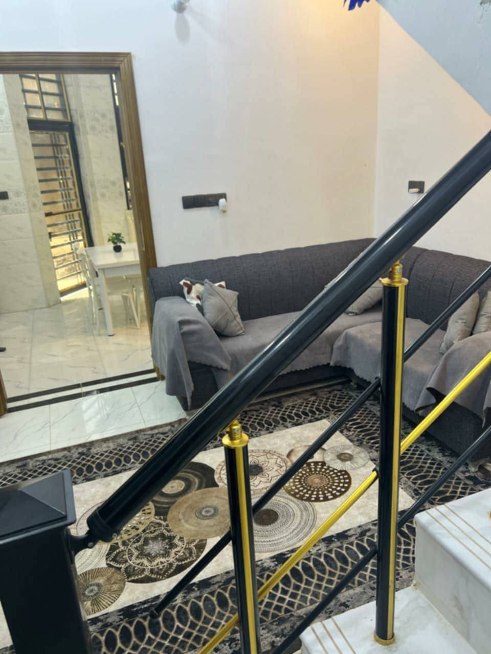 بيت للبيع بحي الزهور ركن

 المساحه 100 متر مربع
واجهه 10متر **  نزال 10متر 

بناء حديث عام 2025

الطابق الاول// 
غرفة نوم  + صاله + مطبخ + استقبال
صحيات داخليه وخارجيه

الطابق الثاني // 
   غرفه نوم + صاله

للاتصال بالرقم //
       ***********

او مراجعة مكتب الضامن للعقارات
بحي الصدر  مجاور صيدلية ركن العلاج
