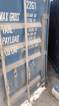 حاويات للبيع الطول 12 واكو طول 6 المكان بغداد   للتواصل  07715554980