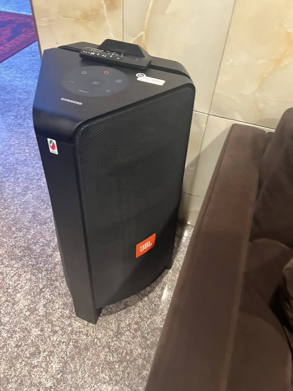 للبيع 
 الميزات الرئيسية لـ Samsung MX-T70:
قوة صوت هائلة: 1500 واط (RMS) مع ميزة Bass Booster لتعزيز الترددات المنخفضة.
صوت ثنائي الاتجاه: تصميم يوزع الصوت في اتجاهين لملء الغرفة.
إضاءة الحفلات (LED Party Lights): أنماط إضاءة متنوعة (Party, Ambient, Dance, Thunder Bolt, Star) تتناسب مع الإيقاع.
وضع الكاريوكي: مدخلان للميكروفون للغناء الجماعي.
التشغيل الجماعي (Group Play): ربط ما يصل إلى 10 أجهزة سامسونج الصوتية سلكياً أو لاسلكياً.
مقاومة رذاذ الماء: لوحة علوية مقاومة للماء (Splash Resistant).
اتصال بلوتوث متعدد: توصيل جهازين محمولين في نفس الوقت.
تطبيق Sound Tower: للتحكم في الإضاءة والمؤثرات الصوتية والـ EQ. 
samsung.com
samsung.com
 +5
يعد هذا النظام خياراً ممتازاً للحفلات الكبيرة والمناسبات الداخلية والخارجية.


**إذا كنت صاحب هذا الإعلان وتريد حذفه لأي سبب، رجاءا أرسل رسالة إلى الدعم الفني**